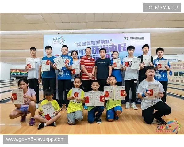 保龄球少年破满分纪录，引来大量媒体关注