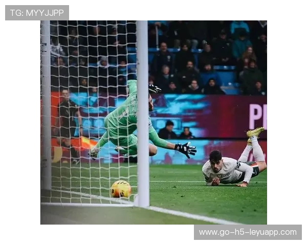 切尔西中场组织课：球员练习360度视野传球与拆解防守