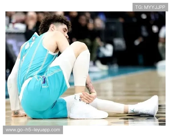 对手低扫过猛导致脚踝受伤