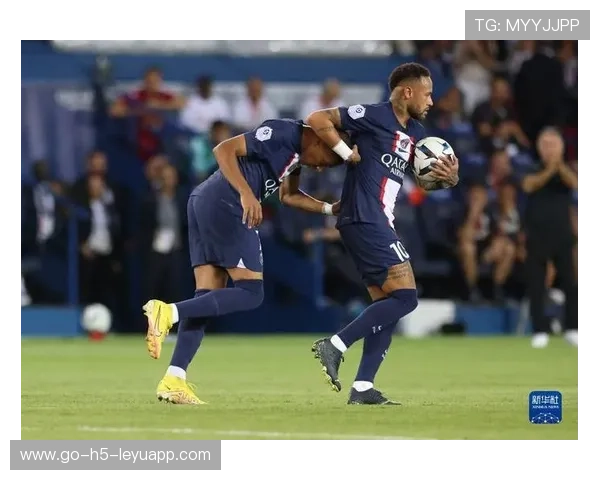 巴黎圣日耳曼前锋最后一脚训练：接球与转身射门间的节奏被拆解